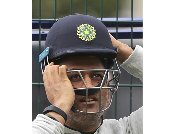ധോണി വിരമിക്കുമെന്ന് ശാസ്ത്രി