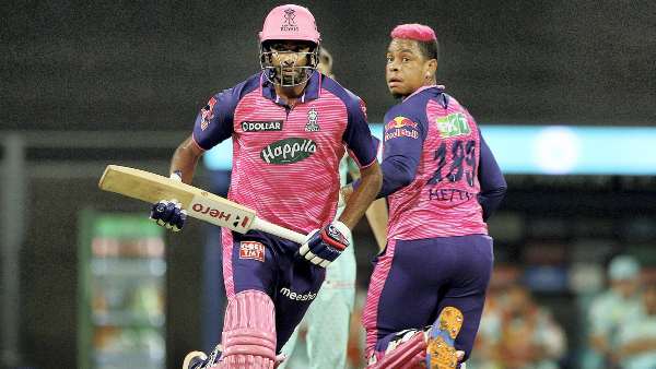 IPL 2022: റിട്ടയേര്ഡ് ഔട്ട് അശ്വിന്റെ സ്വന്തം തീരുമാനമോ? അല്ലെന്നു സഞ്ജു! 3 ashwinhetmyer 1649652584